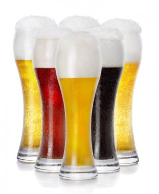 Çeşitli taze köpüklü bira gözlük