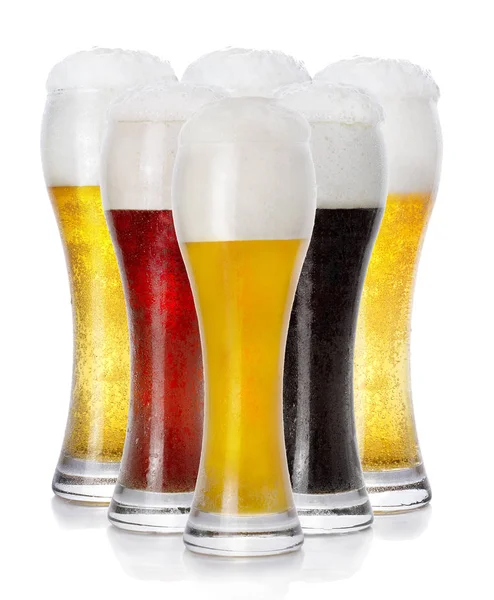 Cerveja espumosa fresca diversa em copos — Fotografia de Stock