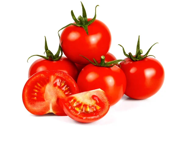 Ein paar frische Tomaten und eine geschnittene Tomate auf weißem Hintergrund — Stockfoto