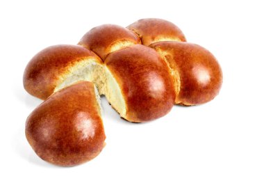 Beyaz bir arka plan üzerinde taze pişmiş hamur işleri