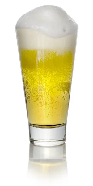 Um copo de cerveja leve sobre um fundo branco — Fotografia de Stock