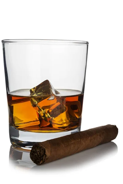 Un vaso con whisky y un cigarro —  Fotos de Stock