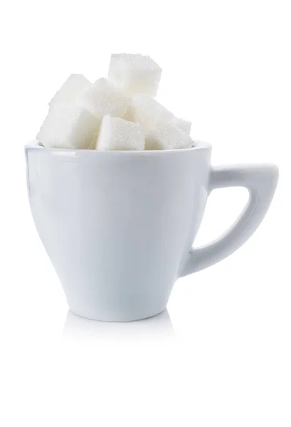 Cubes de sucre blanc dans une tasse blanche — Photo