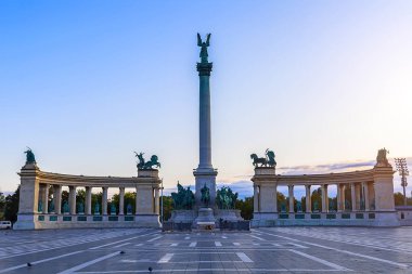 Meşhur Kahramanlar Meydanı Pest 'te.