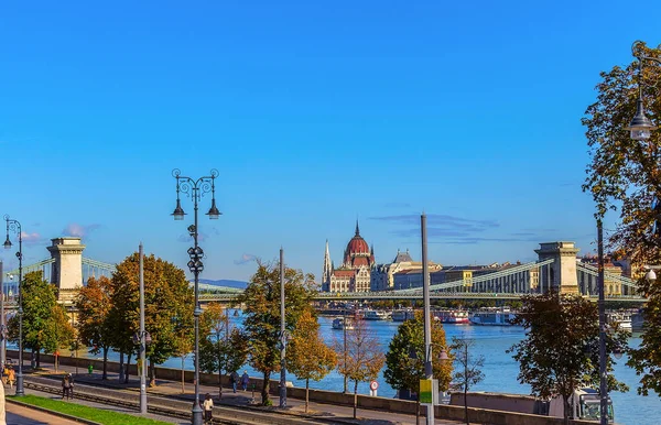 Famoso Ponte Sul Danubio Ungheria Budapest Sullo Sfondo Del Parlamento — Foto Stock