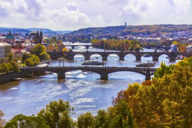 Prag 'ın merkezindeki Ltava Nehri' nin panoramik görüntüsü