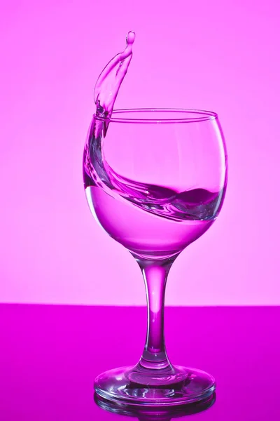 Um copo de água sobre fundo branco. — Fotografia de Stock