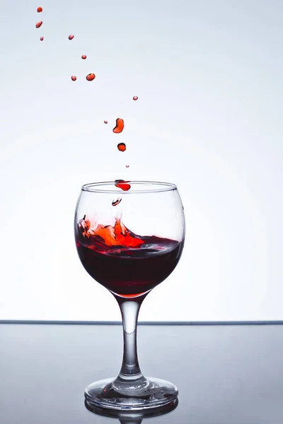 Salpicos de vinho tinto sobre fundo branco — Fotografia de Stock