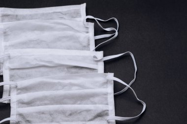 Siyah arka planda beyaz tıbbi maske