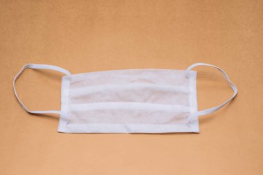 Altın arka planda beyaz tıbbi maske