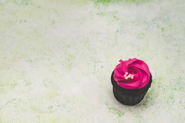 Rózsaszín Cupcake Egy Világoszöld Háttér — Stock Fotó