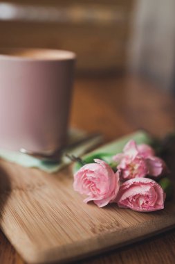 El yapımı pembe peynirli kek kremalı pasta.