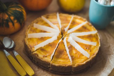 Balkabaklı cheesecake. Sonbahar tatlı ikramı