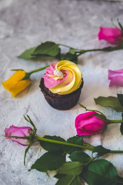 Rózsaszín Sárga Cupcakes Fukszia Sárga Rózsa Virágok — Stock Fotó