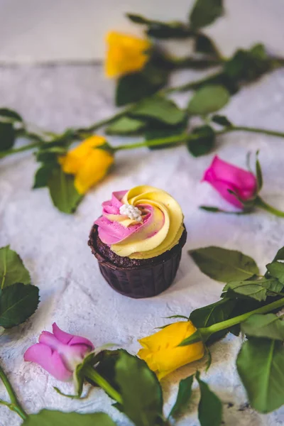 Rózsaszín Sárga Cupcakes Fukszia Sárga Rózsa Virágok — Stock Fotó