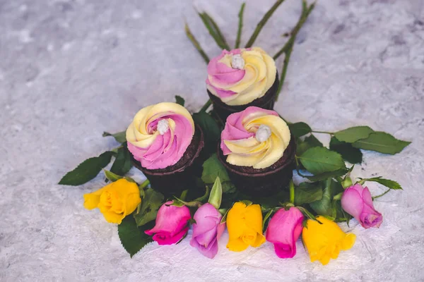 Rózsaszín Sárga Cupcakes Fukszia Sárga Rózsa Virágok — Stock Fotó
