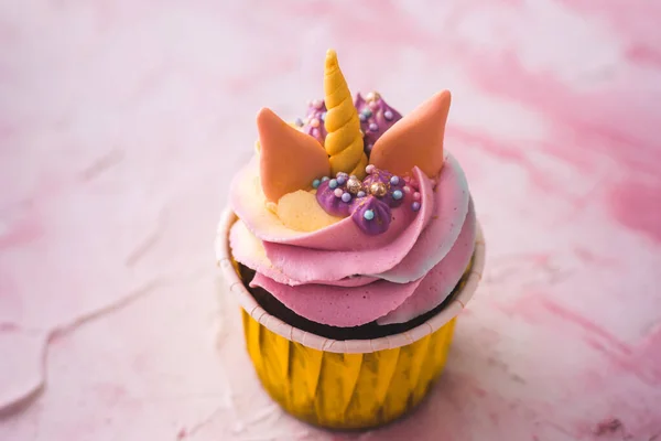 Rainbow Einhorn Cupcake Einer Gelben Tasse Ein Fest Für Einen — Stockfoto