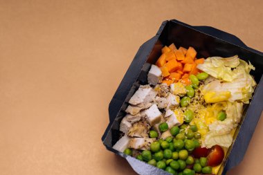 Bir kase tavuk ve köri salatası