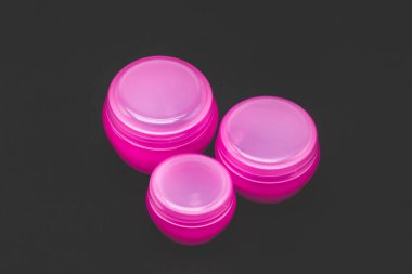 Siyah arkaplanda krem pembesi için ambalaj