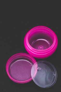 Siyah arkaplanda krem pembesi için ambalaj