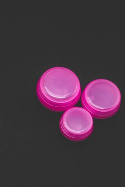 Siyah arkaplanda krem pembesi için ambalaj