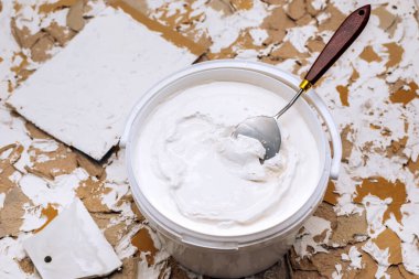 Beyaz macun, macun bıçağı ve spatula. İnşaat, onarım ve dekorasyon