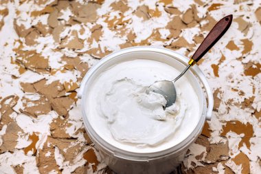 Beyaz macun, macun bıçağı ve spatula. İnşaat, onarım ve dekorasyon