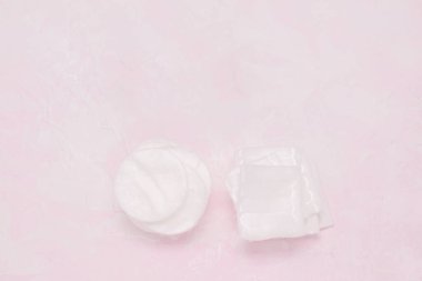 Pamuk tomurcukları ve kozmetik diskler. Pembe arkaplan.