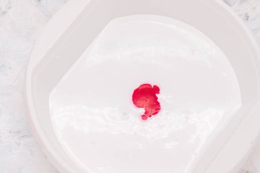 Beyaz boya yapımında renk karışımı. Gri grange arkaplanı