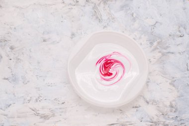 Beyaz boya yapımında renk karışımı. Gri grange arkaplanı
