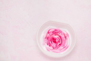 Beyaz boya yapımında renk karışımı. Pembe arkaplan