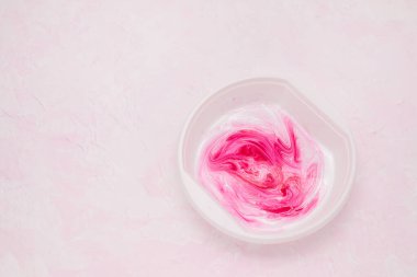 Beyaz boya yapımında renk karışımı. Pembe arkaplan