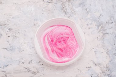 Beyaz boya yapımında renk karışımı. Gri grange arkaplanı