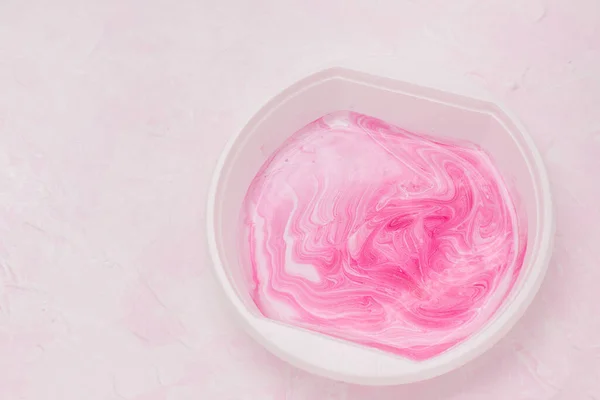 Змішування Кольору Створенні Білої Фарби Рожевий Фон — стокове фото