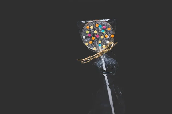 Diétás Göndör Nyalókák Átlátszó Fényes Elemekkel Egy Boton Fekete Alapon — Stock Fotó