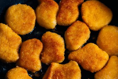 Tavuk külçeleri tereyağlı bir tavada kızartılır. Atıştırmalık.