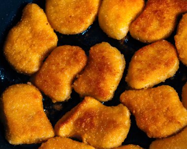 Tavuk külçeleri tereyağlı bir tavada kızartılır. Atıştırmalık.