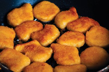 Tavuk külçeleri tereyağlı bir tavada kızartılır. Atıştırmalık.