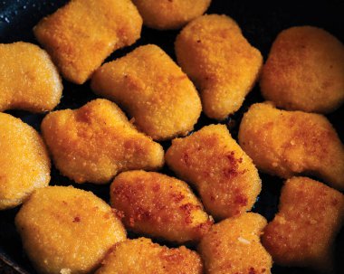 Tavuk külçeleri tereyağlı bir tavada kızartılır. Atıştırmalık.