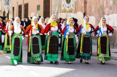 Geleneksel Sardunyalı kostüm içinde geçit töreni