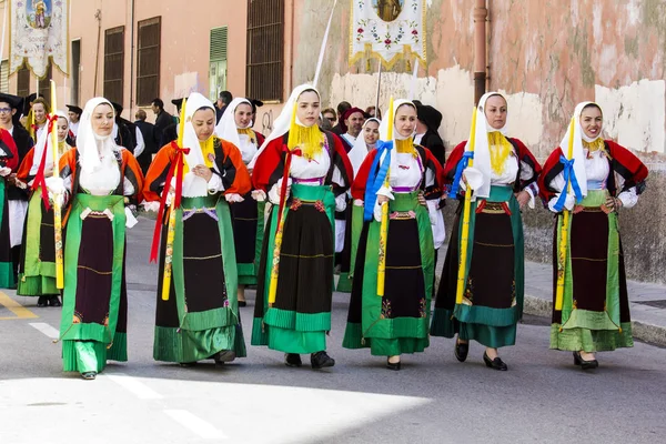 Παρέλαση με παραδοσιακή φορεσιά της Σαρδηνίας — Φωτογραφία Αρχείου