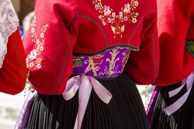 kadın geleneksel Sardunyalı kostümleri