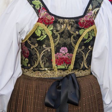 kadın geleneksel Sardunyalı kostümleri