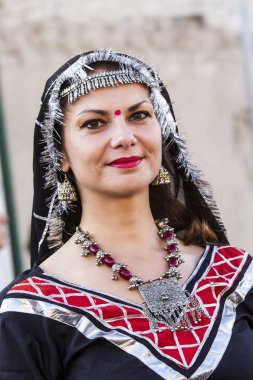 Dansçı halk kostümleri