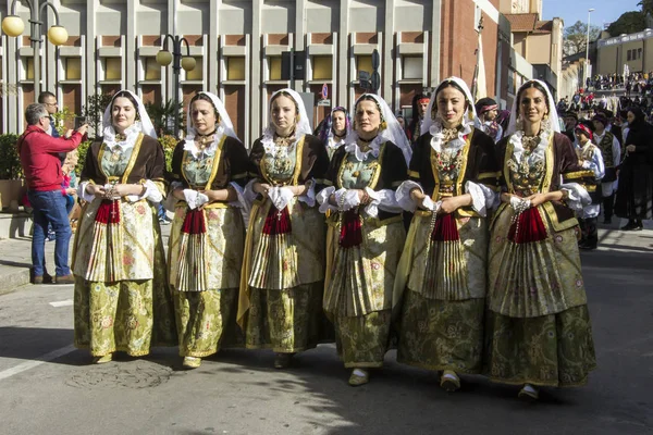 Parada w tradycyjnych sardyńskich strojach — Zdjęcie stockowe