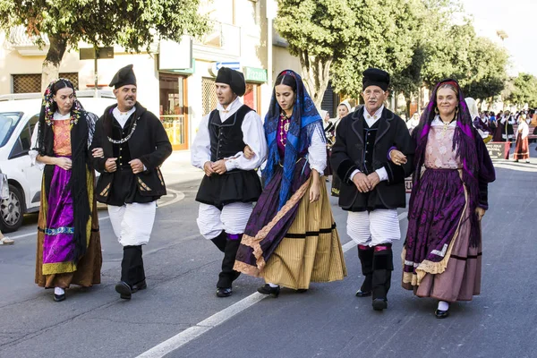 Desfile en traje tradicional sardo —  Fotos de Stock