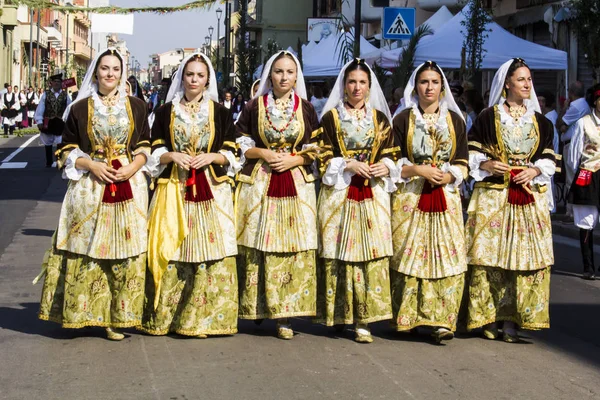 Desfile en traje tradicional sardo — Foto de Stock