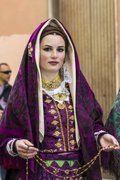 Retrato en traje tradicional sardo — Foto de Stock