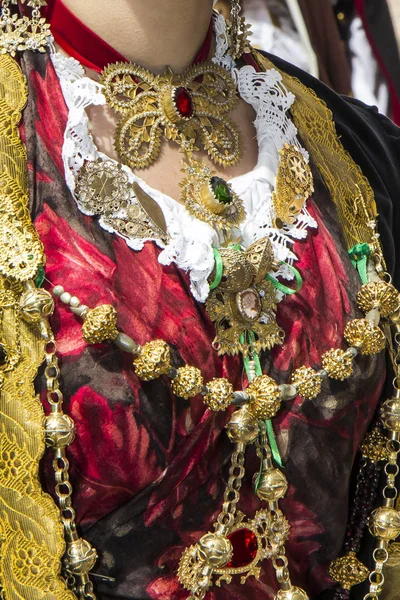 Costumes et bijoux sardes — Photo