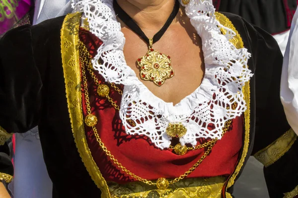 Λεπτομέρεια από μια παραδοσιακή φορεσιά της Σαρδηνίας — Φωτογραφία Αρχείου